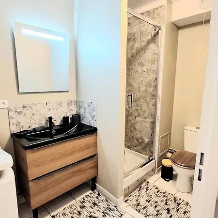 Cosy, Balcon Et Place Privee Apartman *